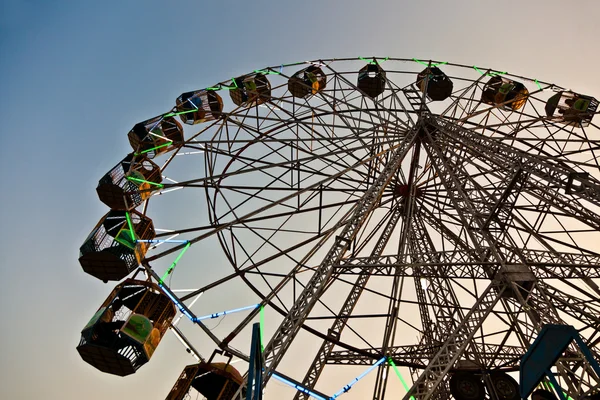 Enjoy the big wheel in the amusement park in Delhi in fro — Stok fotoğraf
