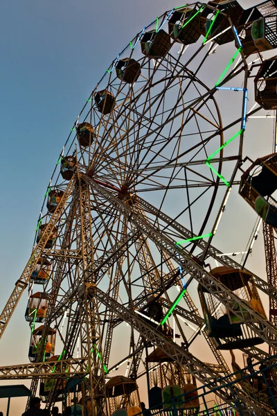 Enjoy the big wheel in the amusement park in Delhi in fro — Stock Photo, Image