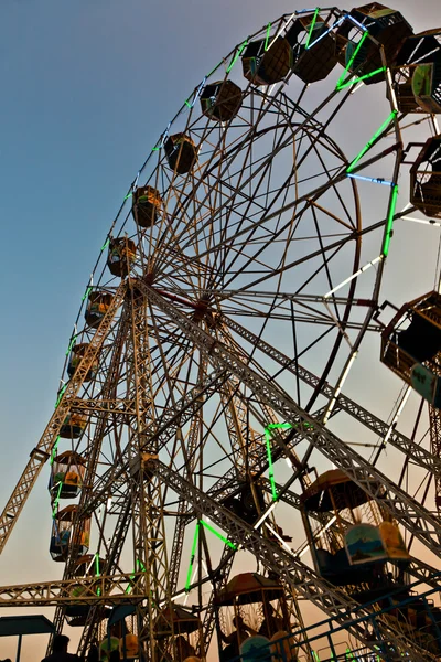 Desfrutar da grande roda no parque de diversões em Delhi, em fro — Fotografia de Stock