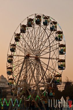 enjoy the big wheel in the amusement park in Delhi in fro