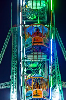 enjoy the big wheel in the amusement park in Delhi