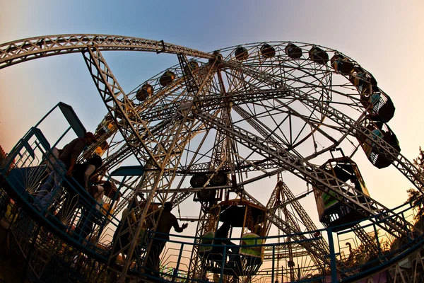 Desfrutar da grande roda no parque de diversões em Delhi, em fro — Fotografia de Stock
