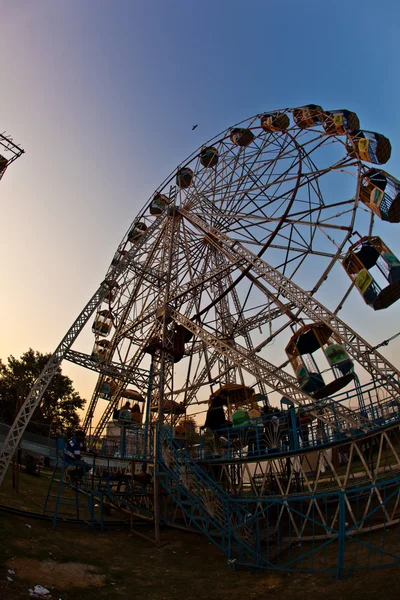 Enjoy the big wheel in the amusement park in Delhi in fro — Stock Photo, Image