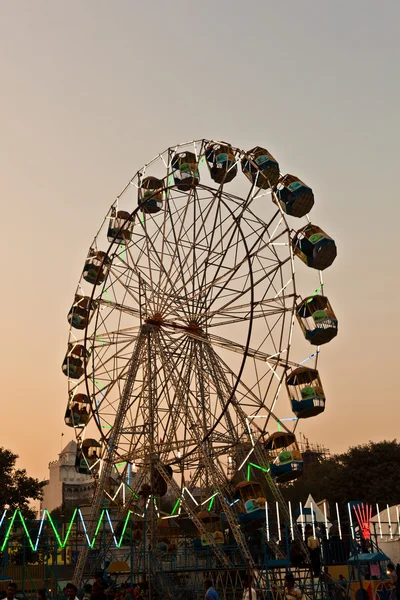 Užijte si velké kolo v zábavním parku v Dillí v fro — Stock fotografie