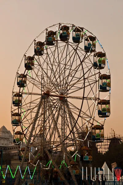 Disfrutar de la gran rueda en el parque de atracciones en Delhi en fro — Foto de Stock