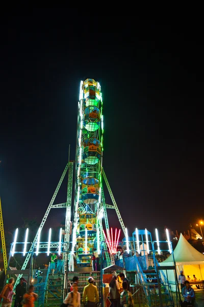 Enjoy the big wheel in the amusement park in Delhi — Stock Photo, Image