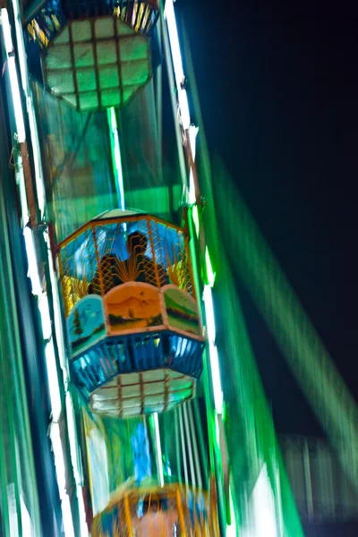 Desfrutar da grande roda no parque de diversões em Delhi — Fotografia de Stock
