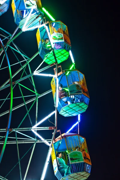 Enjoy the big wheel in the amusement park in Delhi — Stok fotoğraf