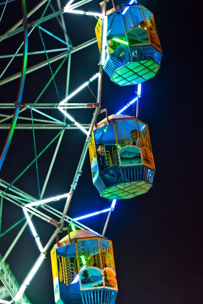 Profiter de la grande roue dans le parc d'attractions à Delhi — Photo