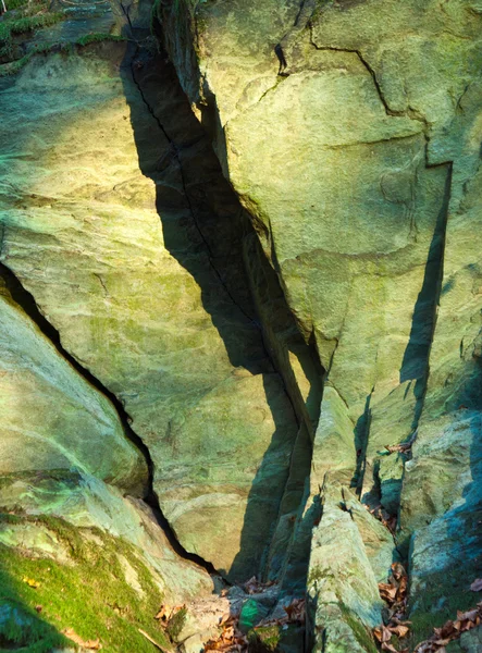 녹색 이끼와 바위의 돌 구조 — 스톡 사진