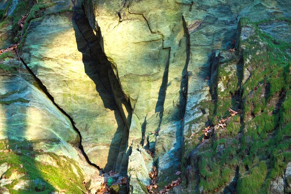 Estructura de piedra de roca con musgo verde —  Fotos de Stock