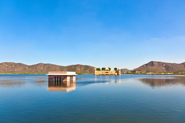 Vatten palace (jal mahal) i man sagar lake. Jaipur, rajasthan, jag — Stockfoto