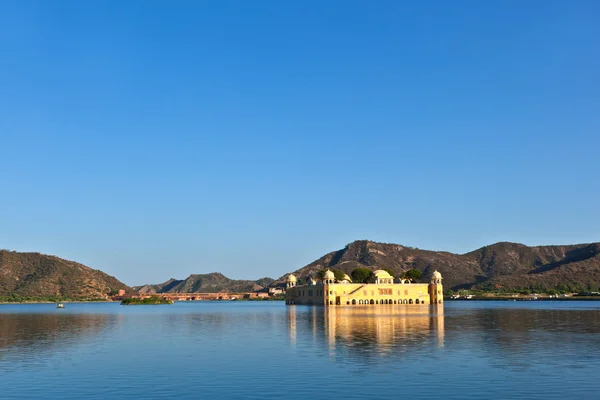 水の宮殿 （jal マハル） 男ファテーサガール湖で。ジャイプール、ラージャス ターン州、私は — ストック写真