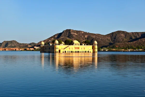 Paleis van water (jal mahal) in man sagar meer. Jaipur, rajasthan, ik — Stockfoto