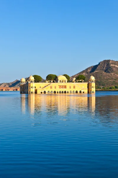 Adam sagar Gölü su sarayda (jal mahal). Jaipur, rajasthan, ben — Stok fotoğraf