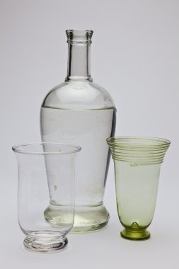 siyah-beyaz desen şişesiyle