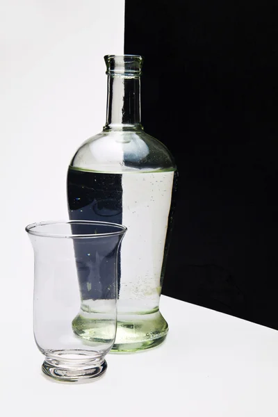 Бутылка с черно-белым рисунком — стоковое фото