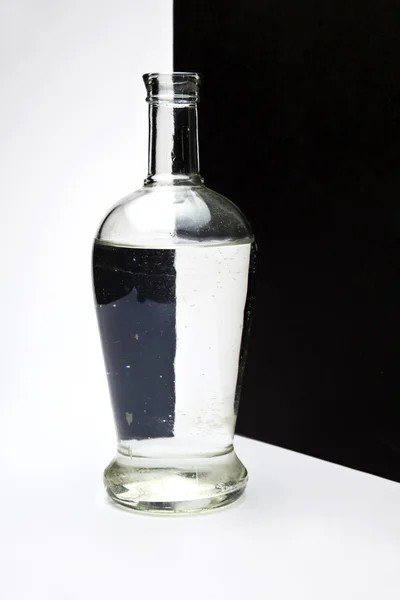 Flasche mit schwarz-weißem Muster — Stockfoto