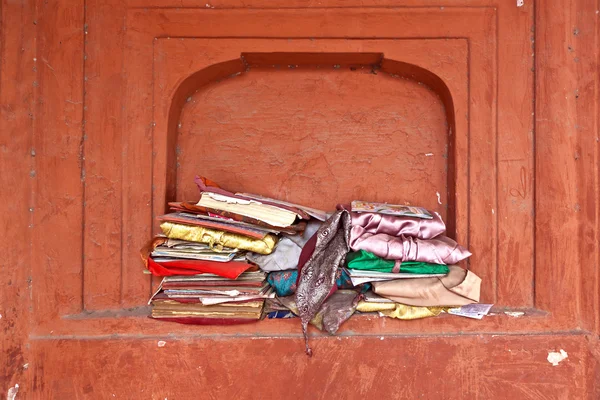 Libros religiosos en una ventana en la mezquita de Jama Masjid, vieja Delhi, en —  Fotos de Stock