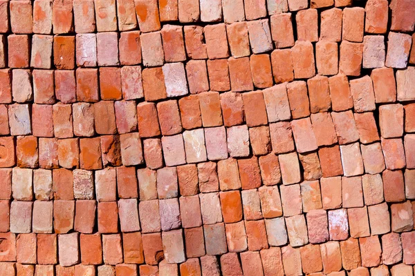 Red stapled bricks give a harmonic pattern in the sun — Stock Photo, Image