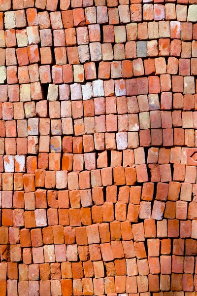 Red stapled bricks give a harmonic pattern in the sun — Stock Photo, Image