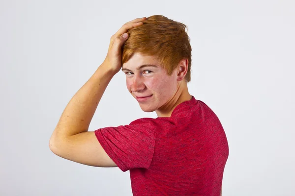 Χαριτωμένο αγόρι με κόκκινα μαλλιά στο στούντιο — Φωτογραφία Αρχείου