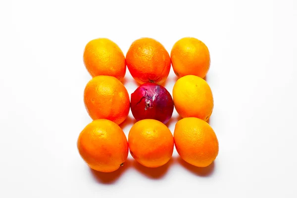 Апельсины организованы в квадратный узор с луком — стоковое фото