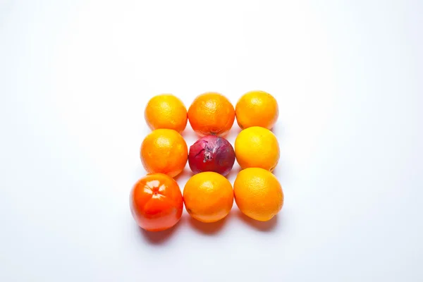 オレンジと葱の正方形のパターンで構成されています — ストック写真