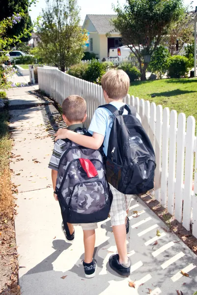 Caminando a casa desde la escuela —  Fotos de Stock