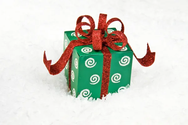 Різдвяний подарунок у снігу — стокове фото