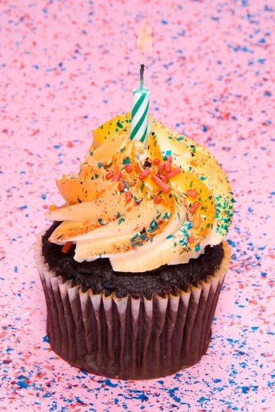 Cupcake con vela —  Fotos de Stock