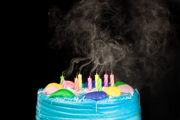 День рождения торт свечи дым — стоковое фото
