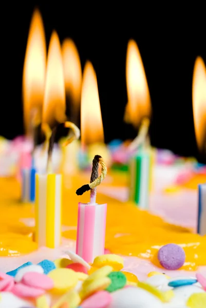 Κοντινό πλάνο γενέθλια αναμμένα κεριά — 图库照片