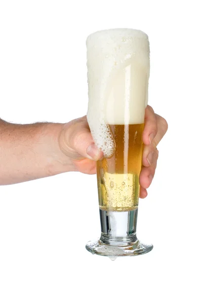 Mężczyzna trzymający szklankę piwa — Zdjęcie stockowe