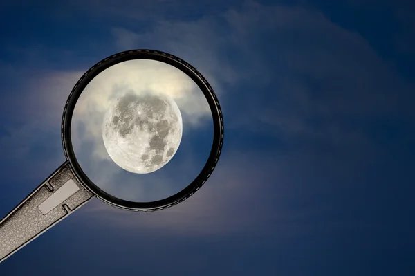 Full moon and cloudy sky with magnifying glass — Stock Photo, Image