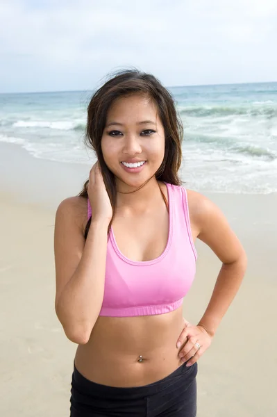 Asiatisk kvinna på stranden — Stockfoto