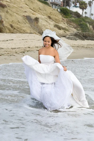 在海滩的亚洲新娘 — 图库照片