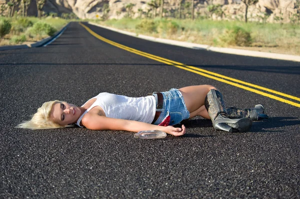 Blondine betrunken auf Autobahn — Stockfoto