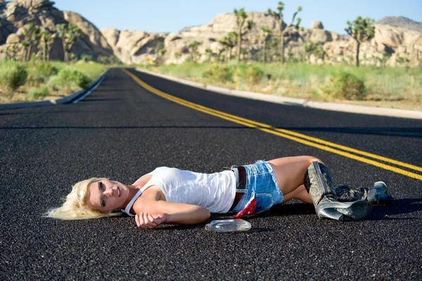 Mulher loira bêbada deitada na estrada — Fotografia de Stock