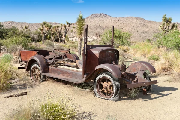 沙漠中被遗弃的汽车 — 图库照片