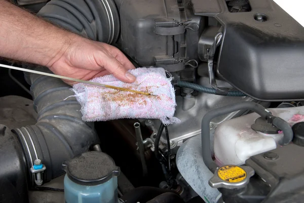 Sprawdzanie poziomu oleju silnika samochodu — Zdjęcie stockowe