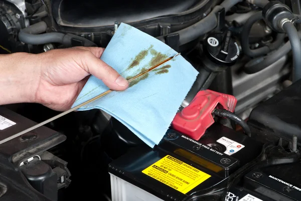 Auto Mechanic Checking Oil — Φωτογραφία Αρχείου