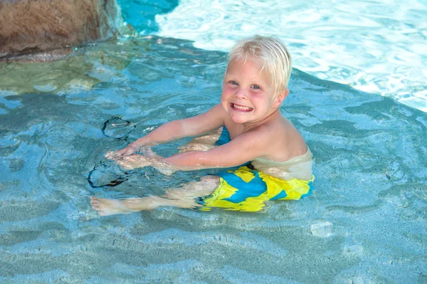 Pojke leker i poolen — Stockfoto