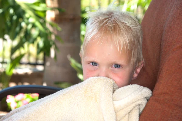 Мальчик завернутый в полотенце — стоковое фото