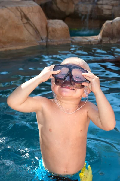 Menino brincando na piscina — Fotografia de Stock
