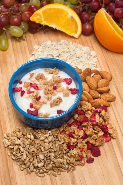 Завтрак из свежего йогурта — стоковое фото