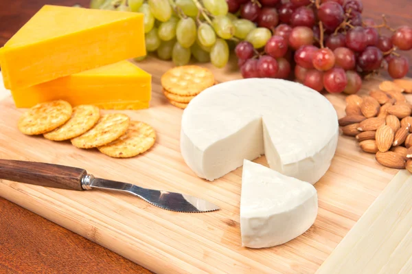 Cheese tray with fruit — Stock Photo, Image