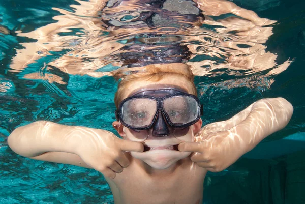 Fiú, úszás, és hogy egy arc — Stock Fotó