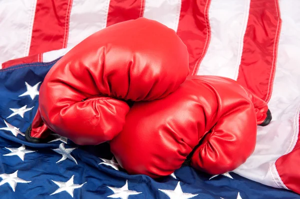 在美国国旗上的拳击手套 — 图库照片