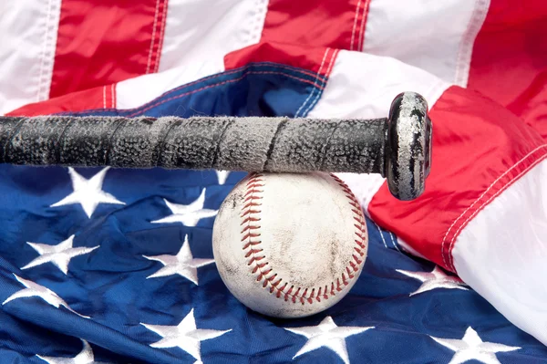 Honkbal op de Amerikaanse vlag — Stockfoto